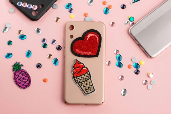 Red heart and ice cream patches on beige phone case — Stock Photo, Image