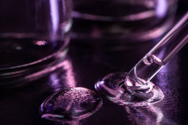 Yüzeyden gelen sıvıyı emen bir pipete yakın plan.