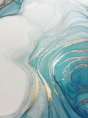 Lüks soyut akışkan sanat arka plan boyama alkol mürekkebi tekniği turkuaz ve altın. Parlak mermer desenli, altın yüzüklü. 