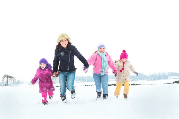 Mutlu aile kışın tadını — Stok fotoğraf