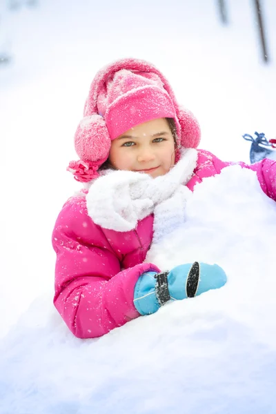 Little child playing in snow — Stock Photo, Image