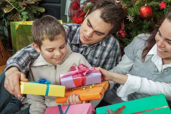 Familie tauscht Geschenke vor dem Weihnachtsbaum — Stockfoto