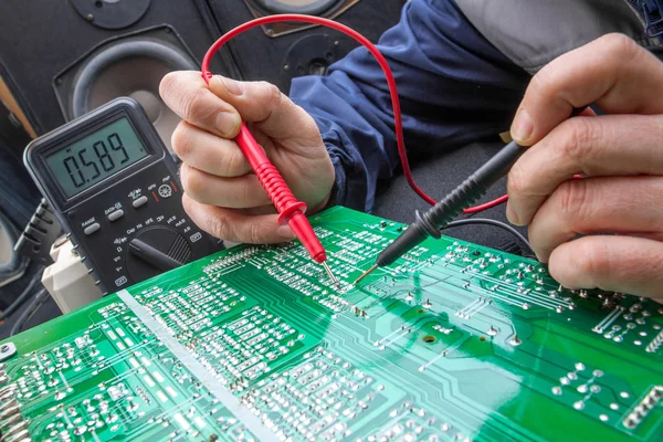 Verificando circuito por multímetro. Engenheiro elétrico ligado durante ch — Fotografia de Stock