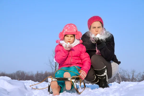 Famiglia felice godendo in inverno — Foto Stock