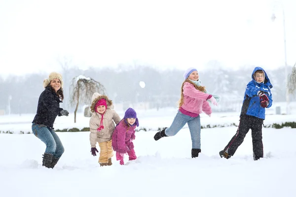 Gelukkige familie genieten in de winter — Stockfoto