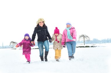 Mutlu aile kışın tadını