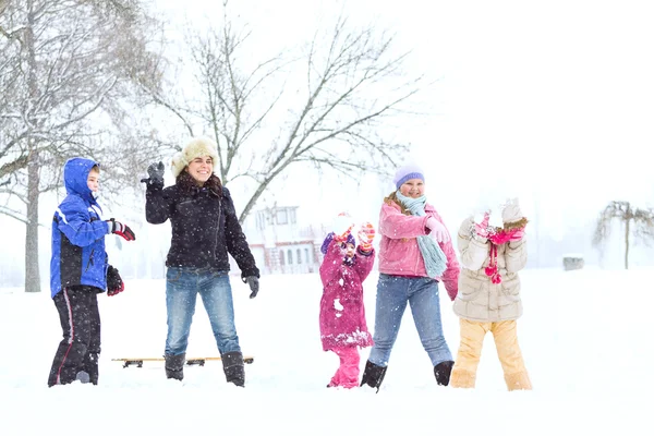 Famiglia felice godendo in inverno — Foto Stock