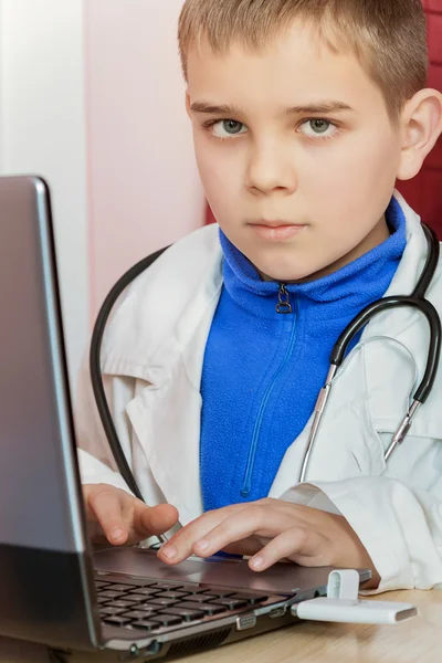 Liten pojke läkare — Stockfoto