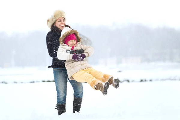 Gelukkige familie genieten in de winter — Stockfoto