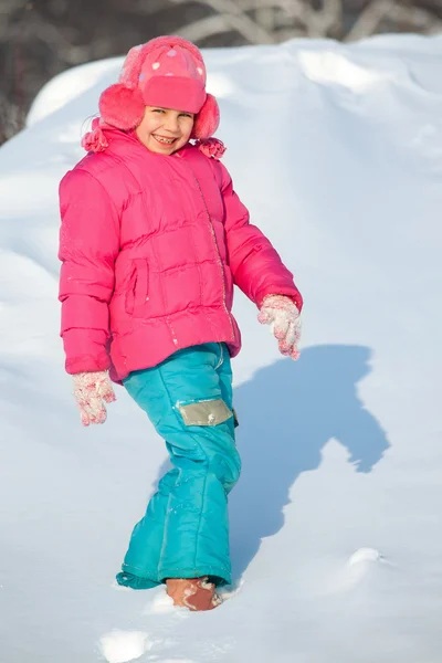 Criança brincando na neve — Fotografia de Stock