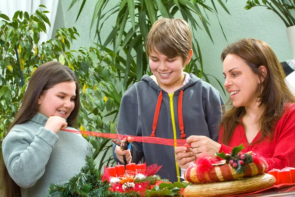 Joyeux jeune famille se préparer pour l'Avent, Noël holid — Photo