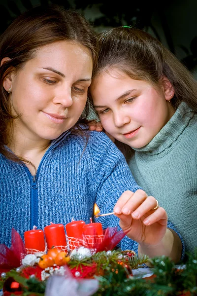 Jovem família feliz se preparando para o Advento, férias de Natal — Fotografia de Stock