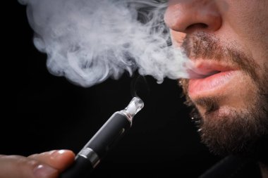 Siyah arka plan üzerine Elektronik Sigara İçilmeyen genç adam