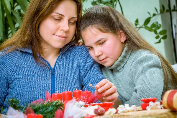 Jovem família feliz se preparando para o Advento, férias de Natal — Fotografia de Stock