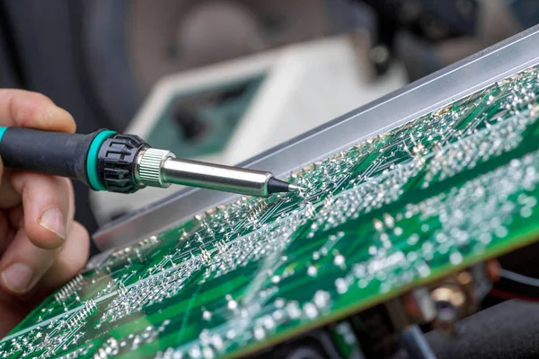 Reparatie van elektronische apparatuur, soldeeronderdelen voor tin — Stockfoto