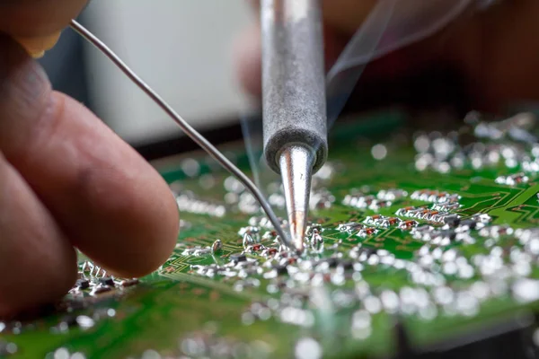 Elektronik cihazların, kalay lehimleme parçalarının onarımı