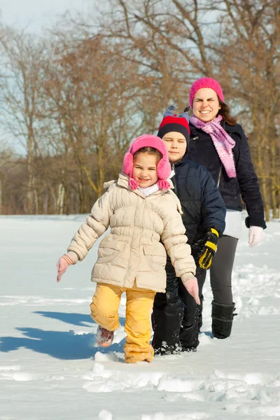 Klein kind spelen in sneeuw — Stockfoto