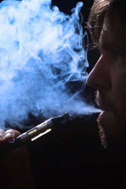 Siyah arka plan üzerine Elektronik Sigara İçilmeyen genç adam