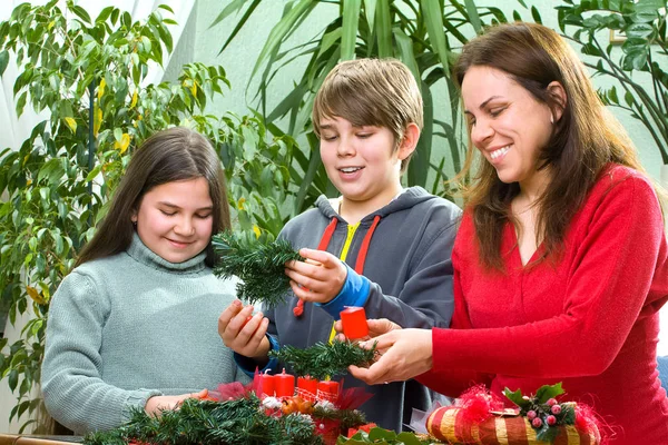 Glückliche junge Familie macht sich bereit für den Advent, Weihnachten Urlaub — Stockfoto