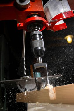 Matkap delik bir ahşap blok yapar