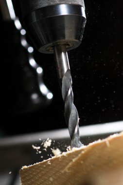 Matkap delik bir ahşap blok yapar