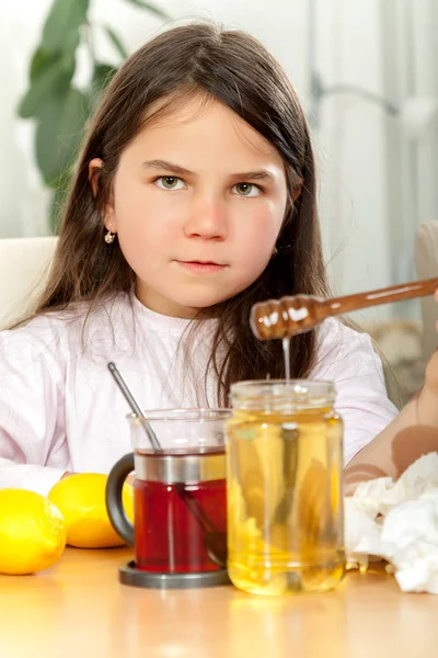 Moeder en dochter met verkoudheid of griep — Stockfoto