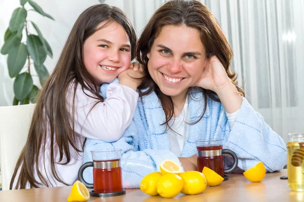 Mor och dotter med förkylning eller influensa — Stockfoto