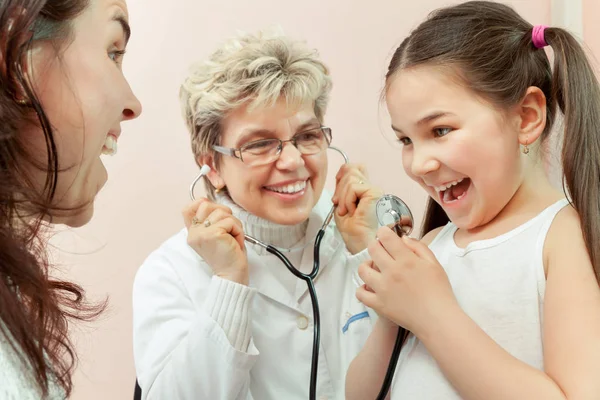 Doktor bir çocuğun bir hastanede muayene