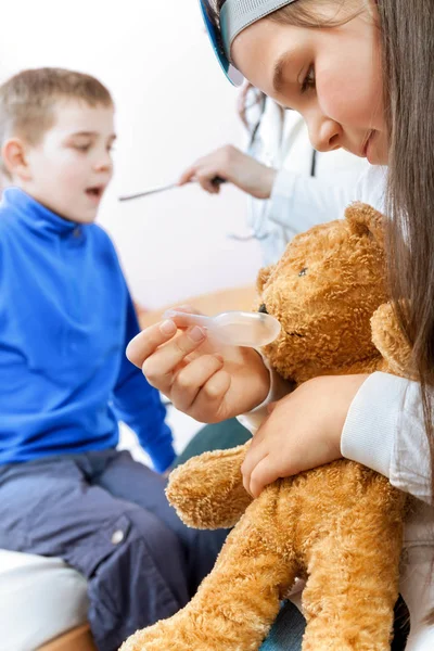 Arts behandeling van een kind in een ziekenhuis — Stockfoto
