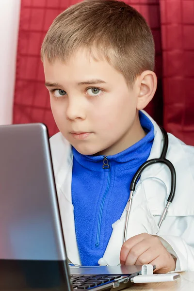 Kleine jongen arts — Stockfoto