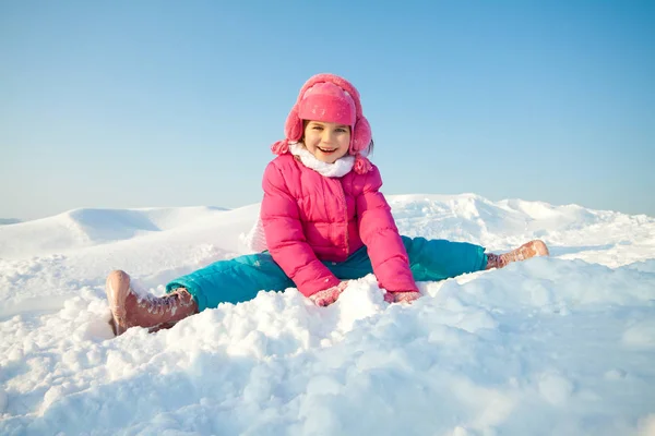 Bambino che gioca nella neve — Foto Stock