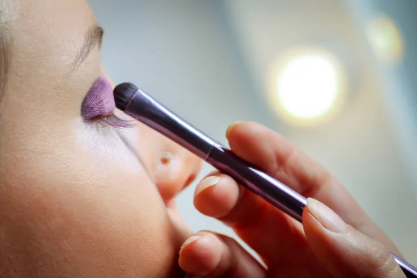 Make-up. Make-up toepassen close-up. Eyeliner. Cosmetische Eyeshadows. — Stockfoto