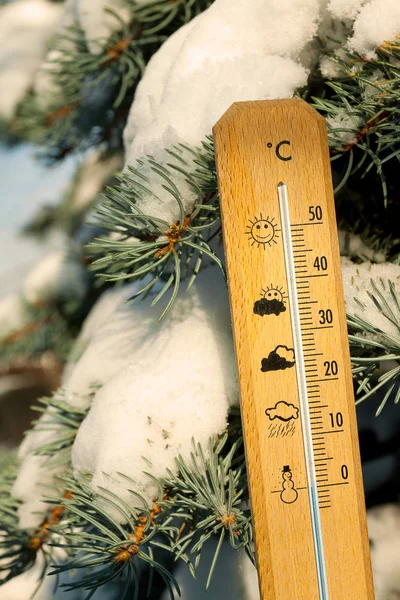 Thermometer in the snow in winter — Stock Photo, Image