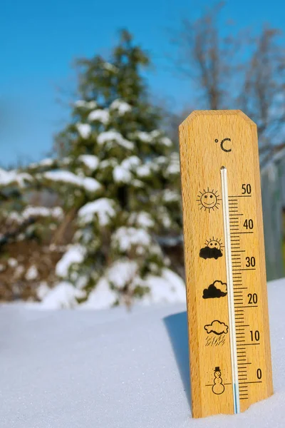 Thermometer in the snow in winter — Stock Photo, Image