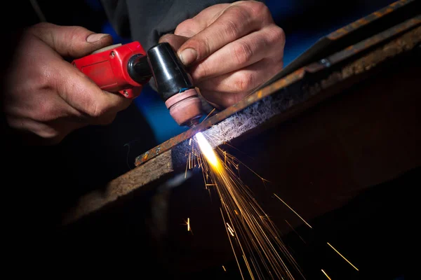 Los metalúrgicos cortan la plancha con un cortador de plasma —  Fotos de Stock