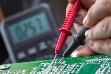 Devre multimetre tarafından kontrol ediliyor. Ch sırasında üzerinde elektrik mühendisi