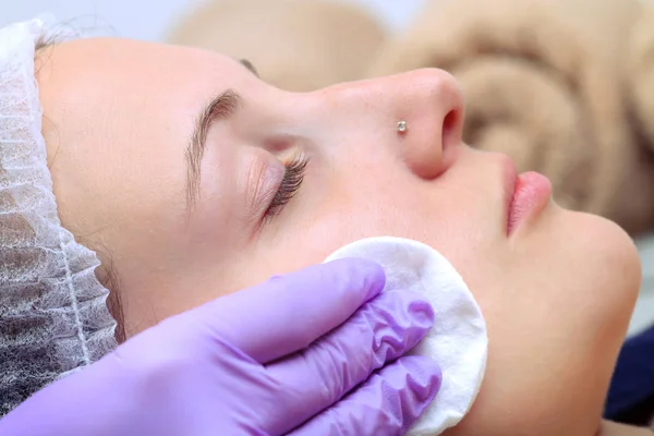 Pielęgnacja skóry - kobieta czyszczenie twarzy przez kosmetyczki — Zdjęcie stockowe