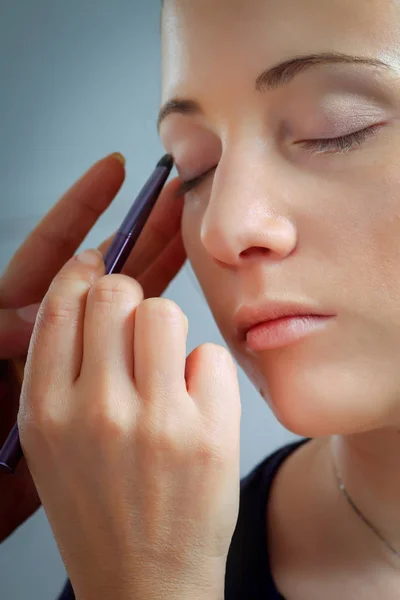 Make-up. Make-up toepassen close-up. Eyeliner. Cosmetische Eyeshadows. — Stockfoto