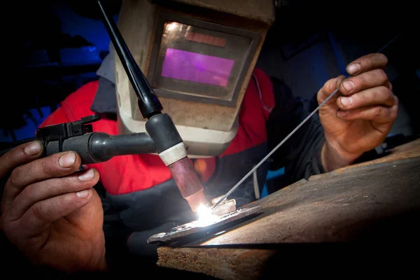 Worker welding the aluminium — Stock Photo, Image