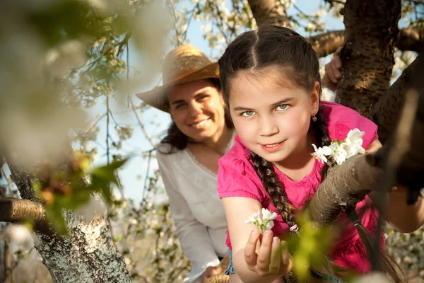 Ağaç üzerinde erken ilkbaharda oynayan sevimli küçük kız — Stok fotoğraf