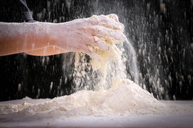 Eller evde mutfak hamur yapma