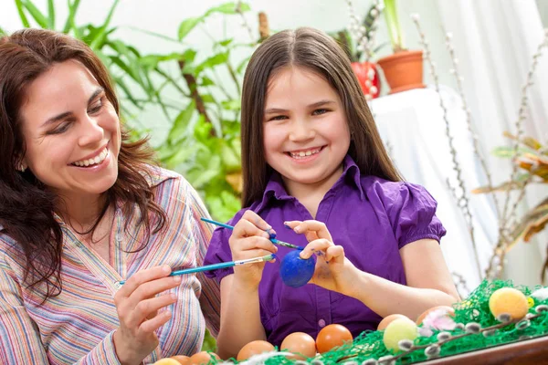 Mother and her children paint easter eggs — Stock Photo, Image