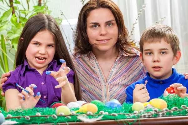 Mãe e seus filhos pintam ovos de Páscoa — Fotografia de Stock