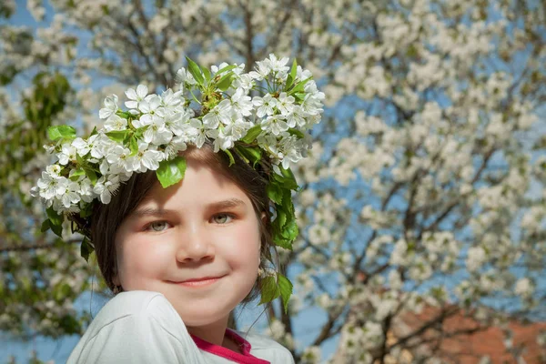 Nettes kleines Mädchen spielt auf Baum im zeitigen Frühling — Stockfoto