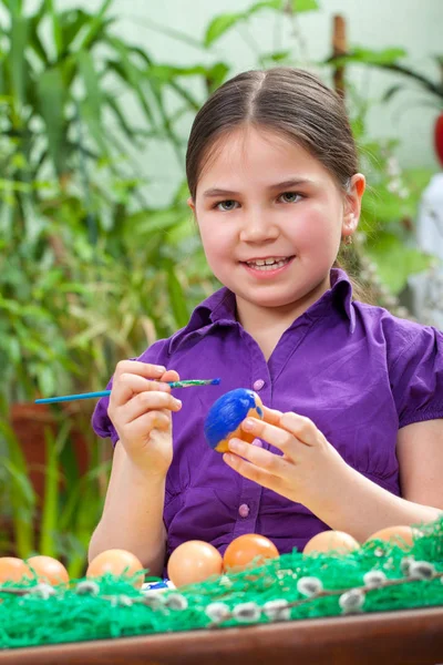 Moeder en haar kinderen verf paaseieren — Stockfoto