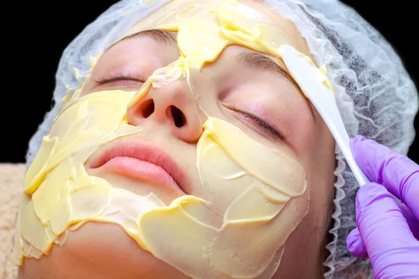 Spa-koncept. Ung kvinna med närande ansiktsmask i skönhet sal — Stockfoto