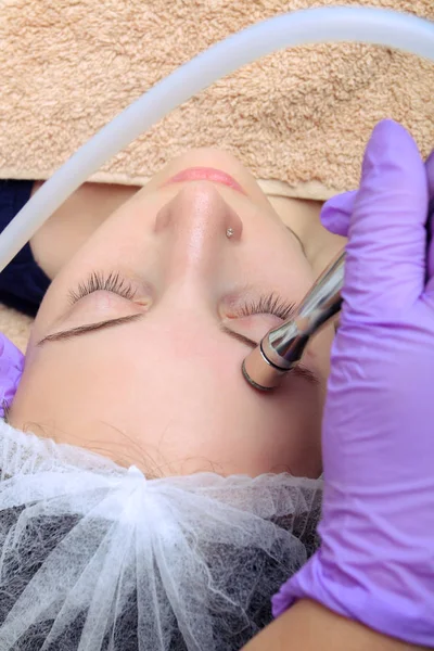 Diamond microdermabrasion, peeling kosmetiska. kvinna under en micr — Stockfoto