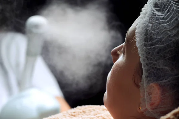 Tratamento de beleza da pele do rosto com vapor facial de ozônio no spa c — Fotografia de Stock