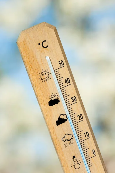 Mooie warmte lente op de thermometer — Stockfoto