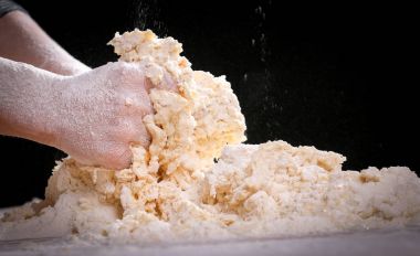 Eller evde mutfak hamur yapma